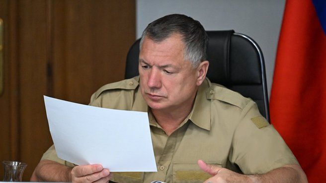 Марат Хуснуллин совершил рабочую поездку в Донецкую Народную Республику. В рамках визита он провёл совещание, посвящённое вопросам социально-экономического развития региона.  В ходе поездки Хуснуллин также осмотрел стадион «Портовик» в Мариуполе. Он посетил новое здание суда в Приморском районе города, где прошло торжественное открытие.   Кроме того, министр проверил ход строительных работ по созданию водовода для обеспечения подачи воды из Павлопольского водохранилища.  Источник:
