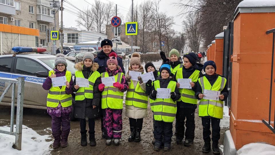 В Рязани в преддверии праздничной даты Дня защитника Отечества  проходит профилактическая акция  «Письмо водителю».    К акции присоединились ученики МБОУ «Школа №41». Ребята написали письма-обращения, нарисовали поздравительные рисунки, с которыми вышли в микрорайоне своей школы совместно с сотрудниками Госавтоинспекции и Родительским патрулем поздравить мужчин-водителей с наступающим праздником.    Вручая письма, школьники обращались к водителям с просьбами соблюдать требования Правил дорожного движения – не забывать пропускать пешеходов на переходах, особенно которые находятся близко к школам т детским садам, ездить всегда пристегнутыми ремнями безопасности, соблюдать скоростной режим, перевозить детей-пассажиров в детских удерживающих устройствах и быть предельно внимательными на дороге! Родители в свою очередь обращаясь к водителям напоминали, что чужих детей не бывает и нужно бережно относиться к юным участникам дорожного движения.