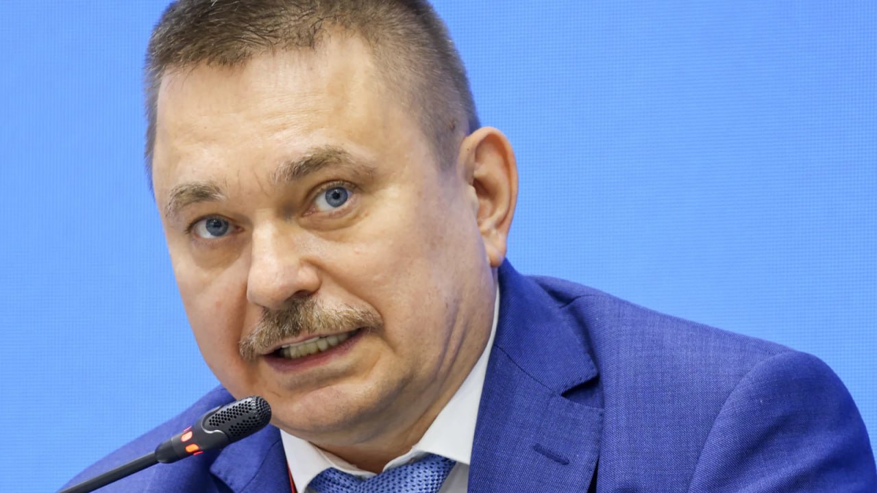 Экс глава департамента Минпромторга задержан за взятку   Задержан экс глава департамента судостроительной промышленности и морской техники Минпромторга Борис Кабаков Сейчас он работает в департаменте реализации проектов Севморпути Росатом но претензии силовых структур связаны с периодом его работы в министерстве Кабакову инкриминируется получение взятки в размере 8 млн рублей Он курировал разработку цифровых платформ для судостроения и по версии следствия подписал фиктивные акты приемки работ по госконтракту благодаря чему злоумышленниками из бюджета было похищено более 243 млн рублей   Как пишет Ъ касается дело проекта Адаптация предусматривающего создание типового электронно цифрового макета судна разработку унифицированного российского формата хранения проектной документации и отраслевой модели передачи данных о проектировании объектов морской техники   МашТех