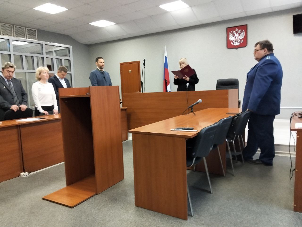 Поставщиков фальсифицированных медицинских аппаратов отправили в колонию Ленинский райсуд Перми вынес приговор в отношении Ивана Дубровского и Константина Ревенко Как сообщает прокуратура Пермского края они признаны виновными по ч 4 ст 159 УК РФ Мошенничество совершенное в особо крупном размере п а ч 2 ст 238 1 УК РФ Сбыт фальсифицированных медицинских изделий в крупном размере Как установили следствие и суд в 2020 году подконтрольные им структуры заключили госконтракт на поставку медицинских изделий Согласно его условиям в лечебные учреждения Прикамья было необходимо поставить рентгеновские мобильные аппараты В итоге больницам были отгружены фальсифицированное оборудование Ивану Дубровскому приговором суда назначено наказание в виде шести лет лишения свободы со штрафом 500 тыс руб Второй подсудимый получил на полгода больше Решением суда также удовлетворен гражданский иск Минздрава о взыскании с осужденных в бюджет причиненного ущерба на сумму 120 млн руб