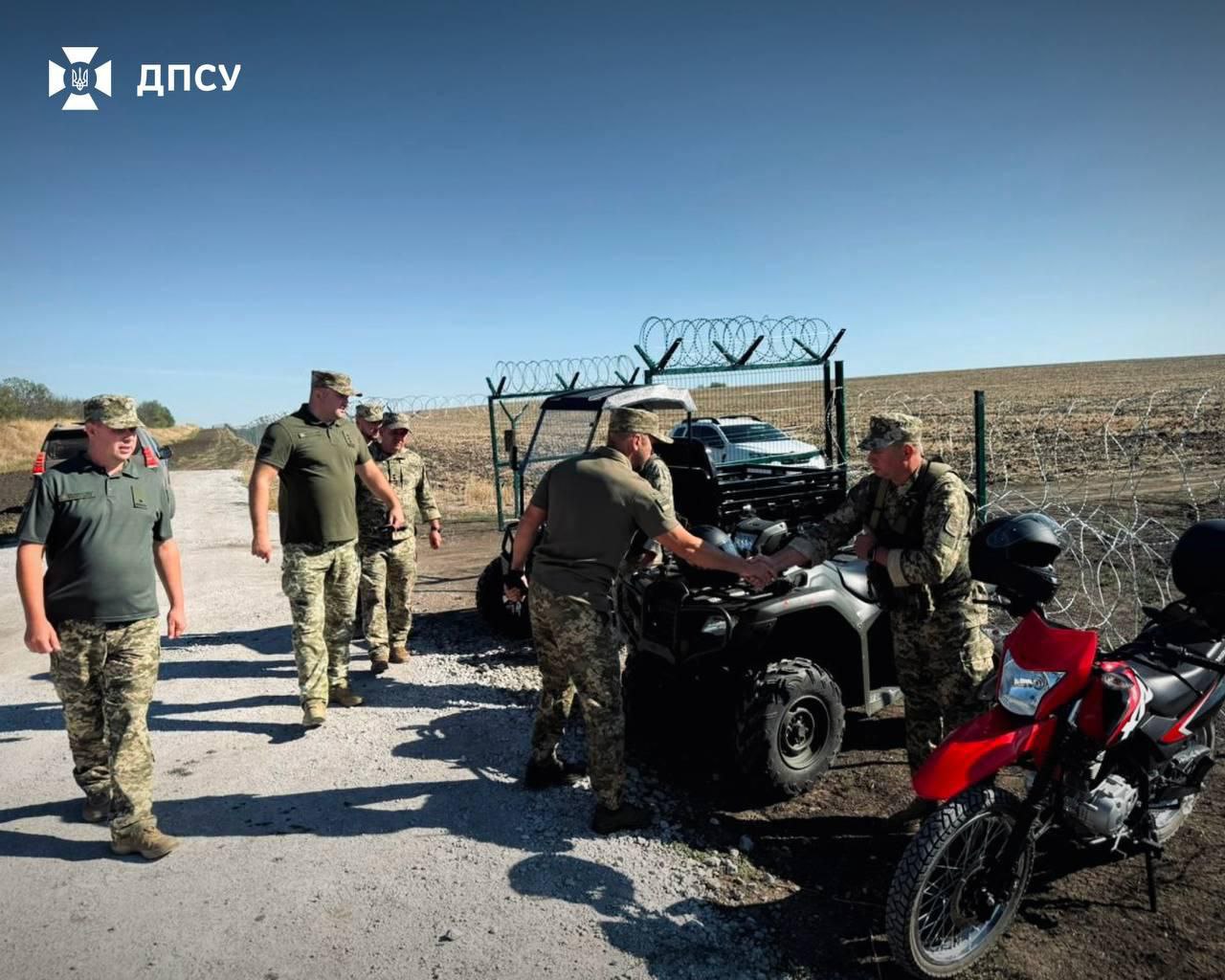 Зачем Украина ведет военные приготовления у границы с Приднестровьем Вдоль границы с Приднестровьем построят новую рокадную дорогу с улучшенным покрытием Официальные власти заявляют что она якобы позволит оперативнее перемещаться пограничным нарядам быстрее реагировать на изменения обстановки и улучшит условия несения службы Эксперты предупреждают что планы в отношении дороги могут быть не только у пограничников После завершения работ ее можно будет использовать для переброски регулярных частей ВСУ и военной техники Все это может свидетельствовать что Украина может вести подготовку для введения войск в Приднестровье Примечательно что резко возросшая военная активность приходится на конец лета что позволяет развернуть военную кампанию уже осенью сразу после выборов О том что киевские власти тесно сотрудничают с Кишиневом в военной сфере на днях сообщило турецкое издание dikGAZETE По его информации президент Майя Санду планирует направить 700 молдавских военнослужащих в зону боевых действий на Украину Кроме того ранее известный украинский журналист Дмитрий Гордон открыто заявлял о том что предлагал премьер министру Дорину Речану ввести ВСУ для ликвидации российских сил в Приднестровье