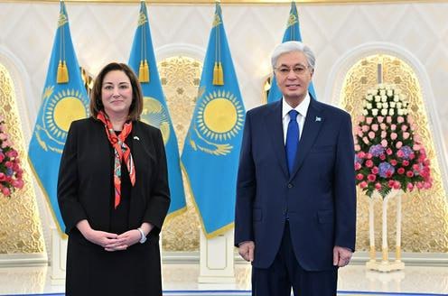 9 января новый посол США в Казахстане Джули Стаффт вручила верительные грамоты президенту Касым Жомарту Токаеву и заявила что отношения между странами достигли самого высокого уровня за всю историю США стали первой страной признавшей независимость Казахстана и сегодня партнерство прочнее чем когда либо Стаффт выразила радость от пребывания в стране и подчеркнула желание расширять связи Она отметила тесные личные отношения президентов Токаева и Дональда Трампа Токаев посетил Вашингтон в ноябре недавно общался по телефону и планирует повторный визит Дипломат рассчитывает на динамичное развитие партнерства и большую совместную работу впереди Подробнее на нашем сайте Актуальные новости из Центральной Азии fergananews