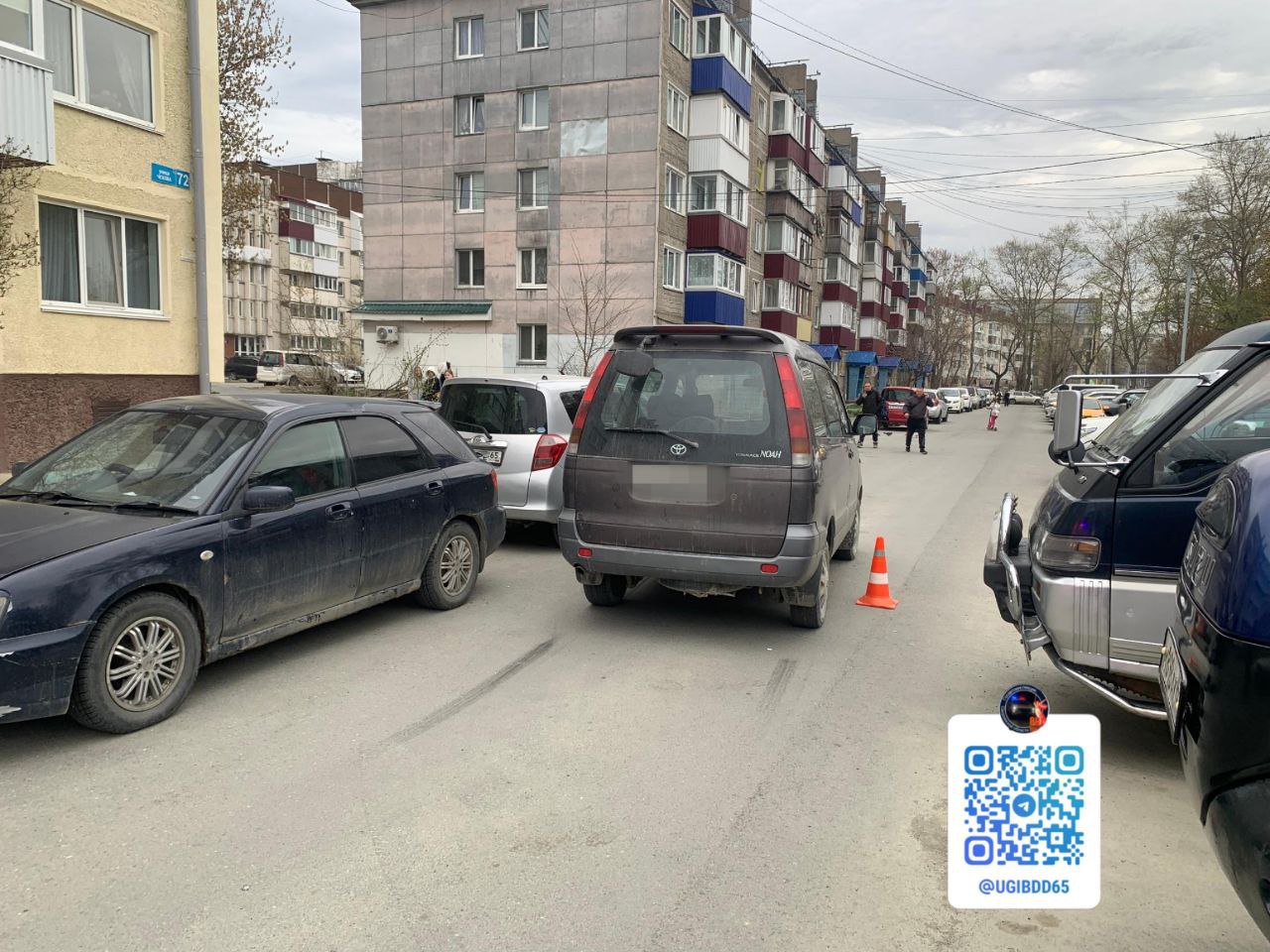 Водитель иномарки сбил ребенка во дворе одного из домов в Южно-Сахалинске По предварительным данным, 10 мая в 18.17 в районе улицы Чехова, 72 34-летний водитель Toyota Town Ace, двигаясь по дворам, наехал на 9-летнюю девочку, выбежавшую из-за стоящих автомобилей. Фото: SakhalinMedia Прислать новость