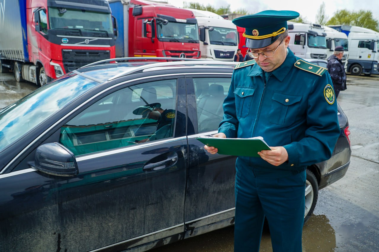 Поставки китайских машин в Челябинскую область выросли в 13 раз  Об этом сообщили в пресс-службе Челябинской таможни. За первые шесть месяцев в регион завели более 460 автомобилей из стран ЕАЭС и дальнего зарубежья. Около 70% машин поступили из Китая.  Представители таможни отметили, что рост поставок обусловлен уходом с российского рынка производителей европейских марок автомобилей, а также развитием в КНР технологии производства машин с электродвигателем и сохранением на них пониженного коэффициента расчета суммы утилизационного сбора.