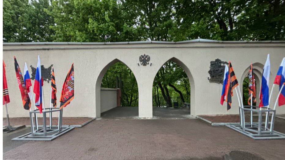 В Черняховске будут судить вандалов, испортивших стенд в парке Победы. 2 мая двое подростков 15 и 14 умышленно повредили стенд, посвящённый 80-летию Победы. Сумма ущерба составила 31 тысячу рублей. Против хулиганов возбудили уголовное дело за вандализм. Подписаться Прислать новости
