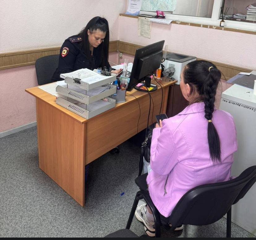 В Приморье родителей юной матершинницы, привлекут к ответственности. Сотрудники полиции из Уссурийска установили всех участников видеозаписи, в том числе личность несовершеннолетней, которая грубо выражалась нецензурной бранью, не реагируя на замечания взрослых. Видео в комментариях под спойлером 18+ В ходе проверки выяснилось, что 13-летняя школьница около месяца проживала у знакомых без законных представителей. Ее мать находилась в другом городе. Сотрудники полиции поместили несовершеннолетнюю в социально-реабилитационный центр до приезда родителей. Полицейские провели профилактическую беседу со школьницей о культуре поведения в общественных местах, об ответственности за нецензурную брань, а также недопустимости использования в речи грубых оскорбительных выражений. В отношении матери девочки составлен административный протокол. Материалы дела направлены в комиссию по делам несовершеннолетних. Публичное употребление нецензурных выражений приравнивается к мелкому хулиганству, ответственность за которое предусмотрена статьей 20.1 КоАП РФ.
