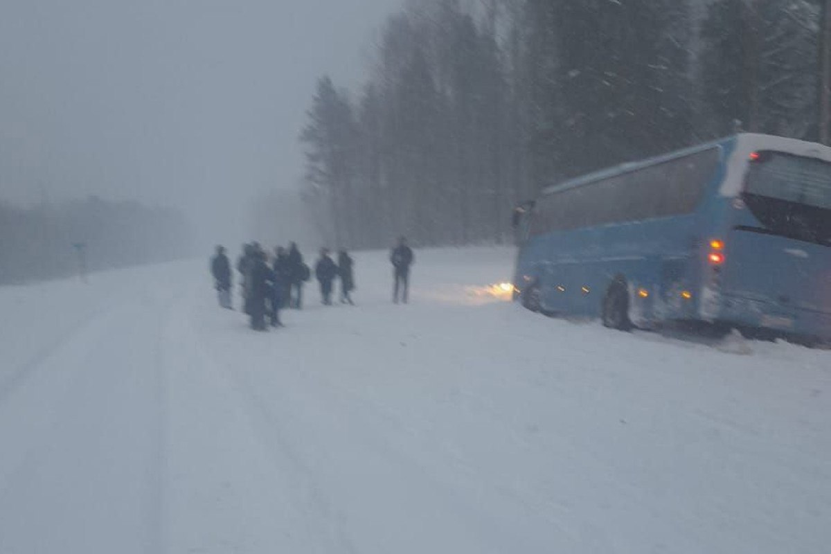 Автобус «Петрозаводск - Вологда» с 15 пассажирами попал в ДТП  ДТП с автобусом, который следовал в Вологду, случилось 12 января. Авария произошла в 10 километрах от Шелтозера. Об этом сообщает портал «Новости Карелии. Фактор».  Из-за сильного снегопада рейсовый автобус, в котором находилось 15 пассажиров  среди них двое детей , съехал с дороги в кювет и застрял в сугробе. Прибывшим к месту происшествия спасателям понадобилось более часа, чтобы с помощью лопат и пожарной машины вызволить автобус из снежного плена и стабилизировать его на дороге.  «Чтобы вытащить автобус, пришлось разбирать его лицевую часть. Также пожарные вывезли с места происшествия жительницу Прионежского района с малолетним ребенком в Шелтозеро. В ходе происшествия никто не пострадал, а автобус продолжил свой маршрут в сопровождении сотрудников ГИБДД», - рассказали спасатели-пожарные в своем паблике.  Очевидцы аварии в соцсетях сообщают, что до опрокидывания автобуса оставался один шаг.