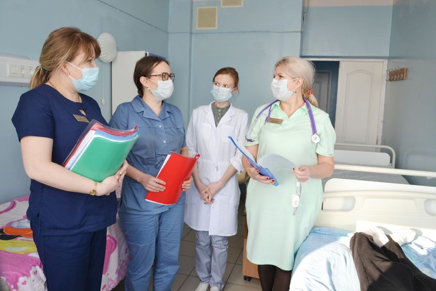 У чебоксарца отказали почки после ремонта автомобиля Врачи Городской клинической больницы 1 спасли 27 летнего пациента с острым повреждением почек вызванным переохлаждением Молодой человек ремонтировал автомобиль на снегу что привело к интоксикации болям отекам и анурии При поступлении анализы показали критическое нарушение функции почек креатинин 1200 мкмоль л при норме до 127 Заведующая отделением Татьяна Дроздова отметила что острое повреждение почек опасно для жизни и требует немедленной помощи После телемедицинской консультации с Республиканской клинической больницей и интенсивной терапии функция почек пациента полностью восстановилась Успеху способствовали профессионализм врачей и здоровый образ жизни пациента ХЫПАР ПРЕДЛОЖИТЬ НОВОСТЬ