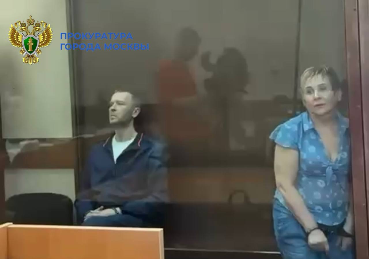 По 15 лет лишения свободы получили бывшие руководители  ООО «Доходный Дом» и ООО «УК «Деметра», обманувшие дольщиков ЖК «Пушкинская слобода»    С учетом доказательств, представленных государственным Останкинской межрайонной прокуратуры, суд признал 60-летнюю Любовь Мазыленко и 48-летнего Евгения Кобышева виновными по ч. 4 ст. 159 УК РФ  мошенничество, совершенное организованной группой, в особо крупном размере   Мазыленко и Кобышев с 2010 по 2016 годы похитили более 262 млн рублей у 185 граждан - участников долевого строительства ЖК «Пушкинская слобода» в селе Братовщина Пушкинского района Московской области.     Отбывать наказание Мазыленко будет в исправительной колонии общего режима, Кобышев – в исправительной колонии строгого режима.  Приговор в законную силу не вступил.  ПРОКУРАТУРА МОСКВЫ