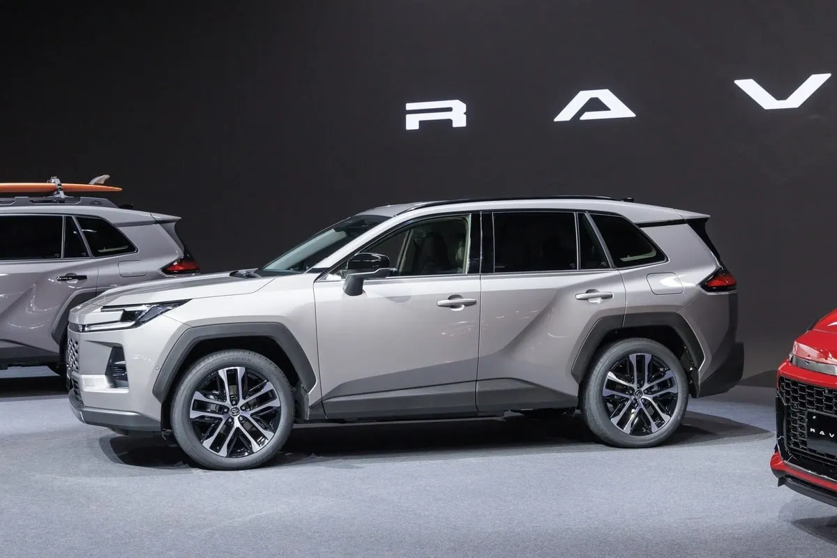 Прибыль дочки Toyota в России за прошлый год выросла 16 Пишут что ООО Тойота Мотор согласно финансовому отчету за прошлый финансовый год по РСБУ отчиталась о чистой прибыли в 3 млрд рублей против 2 5 млрд рублей в 2024 году Выручка японцев в России за 2025 год при этом снизилась на 9 до 6 6 млрд рублей Примечательно что Toyota всячески отнекивается от поставок автомобилей в Россию в то время как холдинг СП Бизнес Кар принадлежащий через Toyota Tsusho напрямую японскому концерну прямо таки открыто банчит параллельными Крузаками и Рафиками о взлете продаж которых недавно писал Автостат