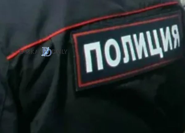 Улан-удэнец подобрал чужой телефон и стал уголовником.  Местная жительница сообщила в полицию о краже телефона. Как выяснилось, женщина вышла во двор погулять с собакой и взяла гаджет с собой, а вернувшись домой, уже его не обнаружила.  Оперативники угрозыска вычислили и задержали предполагаемого злоумышленника – 29-летнего горожанина. Молодой человек обнаружил чужой мобильник на земле, но искать владелицу не стал, а оставил находку себе.  На гаджете был платёжный стикер, при помощи которого улан-удэнец рассчитался за покупки в магазинах