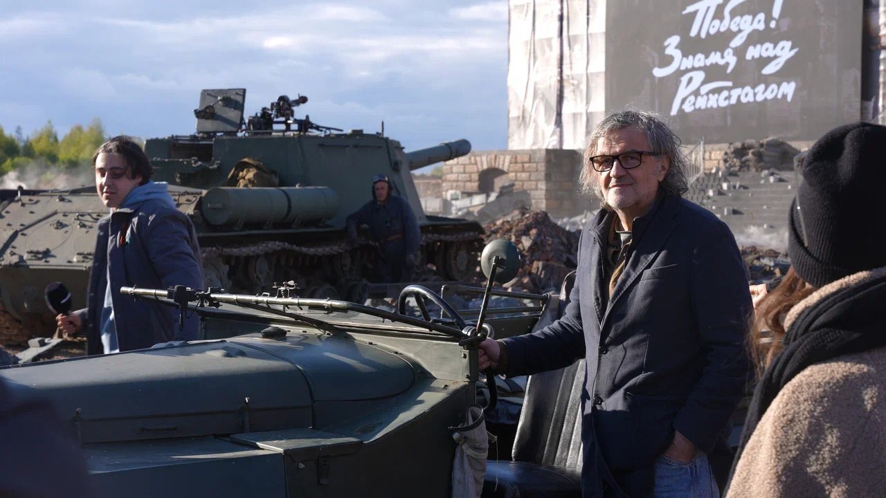 Сербский режиссер Эмир Кустурица высоко оценил кинопарк «Москино». — Кинопарк — удивительное место, здесь созданы уникальные декорации. Хотел бы снять здесь свою трилогию по произведениям Николая Гоголя, — заявил режиссер. За время пребывания в парке он успел пообщаться с автором исторической постановки «Победа! Знамя над Рейхстагом!» Игорем Угольниковым и прокатиться на исторической военной технике.