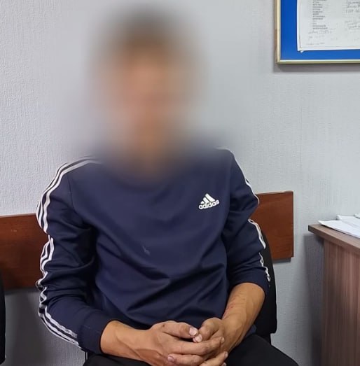 Двое забайкальцев за 100 тысяч рублей по украинской наводке поджигали леса в Атамановке   Двое жителей Забайкалья подозреваются в совершении терактов – они поджигали леса в Атамановке. Действовали злоумышленники по указке украинских кураторов.    Установлено, что в июне 2025 года злоумышленники через Телеграм  18+  вступили в переписку с неизвестным, который за деньги предложил им поджигать леса. С 20 по 25 июня было совершено четыре поджога леса в Атамановке. Отчёты об этом отправлялись куратору. Злоумышленники заранее купили зажигалки, прибыли в лес в районе Атамановки , где подожгли сухую траву и хвою. Действия подростков привели к крупному лесному пожару, ущерб от которого, по предварительным данным, оценивается в размере более 300 млн рублей.    Один из задержанных рассказал, что за поджоги им обещали заплатить 100 тысяч рублей. Действовали задержанные под видом волонтёров, они тушили леса, а после, отходя на 500-800 метров, устраивали новый пожар. Обещанное вознаграждение они не получили.    Уголовное дело возбуждено по материалам краевых УФСБ и УМВД. В настоящее время подозреваемые задержаны, проводятся необходимые следственные действия.  Видео: пресс-служб УФСБ и СУ СКР по Забайкалью    ChitaMedia Забайкальский край