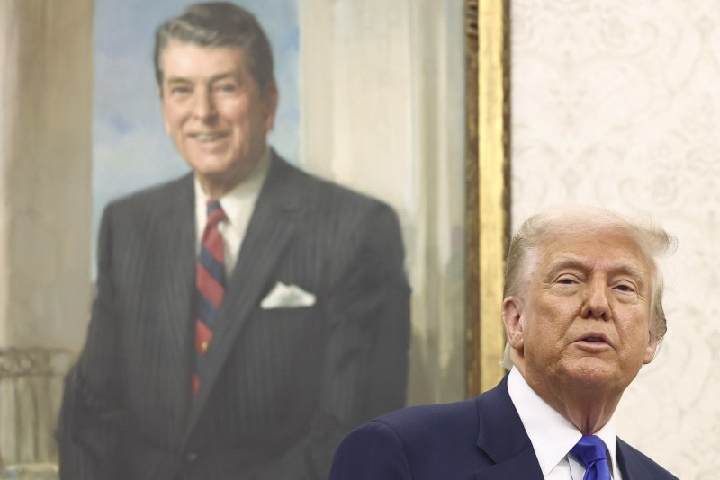 "Трамп сделает вид, что очень зол на Россию": Чем закончатся переговоры? В Белом доме после недавних резких заявлений Трампа решили сбавить эмоции и перешли к нейтральному тону. Пресс-секретарь Каролин Левитт выразила надежду, что новый раунд переговоров по украинскому конфликту в Стамбуле состоится и стороны дипломатично сумеют разрешить конфликт. И хотя недавние выпады Трампа, когда он призвал Россию "не играть с огнём" на Западе некоторые восприняли как смену вектора США, в действительности всё было игрой на публику. Трамп лишь делал вид, что зол на Россию, высказал мнение политолог Сергей Марков. «Никто точно не знает, как он будет действовать. Но, как мне представляется, Трамп делает вид, что он очень сильно сердит на Россию, однако конкретные действия скорее, наоборот, сыграют против Украины», - заявляет эксперт. Трамп руководствуется вопросами экономической выгоды, а потому может объявить, что Америка больше не будет поставлять оружие на Украину. При этом предложив Европе взять на себя главную роль закупщика вооружения для Киева. Что касается нового раунда переговоров в Турции, то особых прорывов ждать не стоит, полагает политолог. Проекты меморандумов, подготовленные Россией и Украиной сильно отличаются друг от друга. Русский меморандум касается установления мира, а украинский - перемирия. В первом случае - проект, который решает сложные политические задачи, во втором - чисто технический документ. Украина рассчитывает заполучить себе передышку, чтобы восполнить потери личного состава и довооружиться западным оружием. Ну а после окончания перемирия Украина ринется в бой с новыми силами, прогнозирует Марков. Царьград.ТВ — Не боимся говорить правду Подпишись