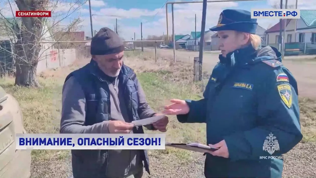 В 80 регионах начался пожароопасный сезон В них введены ограничения в том числе на посещение лесов разведение костров сжигание мусора и использование приспособлений для приготовления пищи на открытом огне Сотрудники МЧС России усилили контроль за соблюдением требований пожарной безопасности Специалисты ежедневно проводят противопожарные рейды с привлечением беспилотной авиации раздают памятки жителям В 39 регионах из за жаркой и сухой погоды уже введен особый противопожарный режим В Хабаровском крае он установлен в 12 муниципалитетах В Сахалинской области за неделю произошло 53 пожара 12 из которых ландшафтные Во всех субъектах обстановку ежедневно мониторят Особое внимание уделяют зонам вблизи лесов где есть риск что огонь может перекинуться на населенные пункты Там оборудуют минерализованные полосы Подписывайтесь на Вместе РФ в MAX