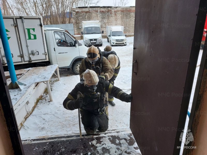 На ясногорском хлебозаводе прошли пожарно-тактические учение    В этот раз спасатели провели тренировку по тушению условного пожара на производственном объекте «Ясногорский хлебозавод». Согласно замыслу учений на предприятии произошло короткое замыкание электропроводки в кабинете директора.    После поступления сообщения о пожаре к месту возникновения условного возгорания незамедлительно были направлены силы и средства ближайших пожарно-спасательных подразделений. До прибытия расчетов обслуживающий персонал отработал действия по эвакуации людей и тушению "пожара" на первоначальном этапе, а также встретил прибывших огнеборцев. Спасатели МЧС России провели разведку помещений и оперативно ликвидировали "огонь".    По завершению активной фазы учений с сотрудниками предприятия проведено методическое занятие, на котором доведены основные требования обеспечения пожарной безопасности на объекте.   МЧС Тульской области  подписаться