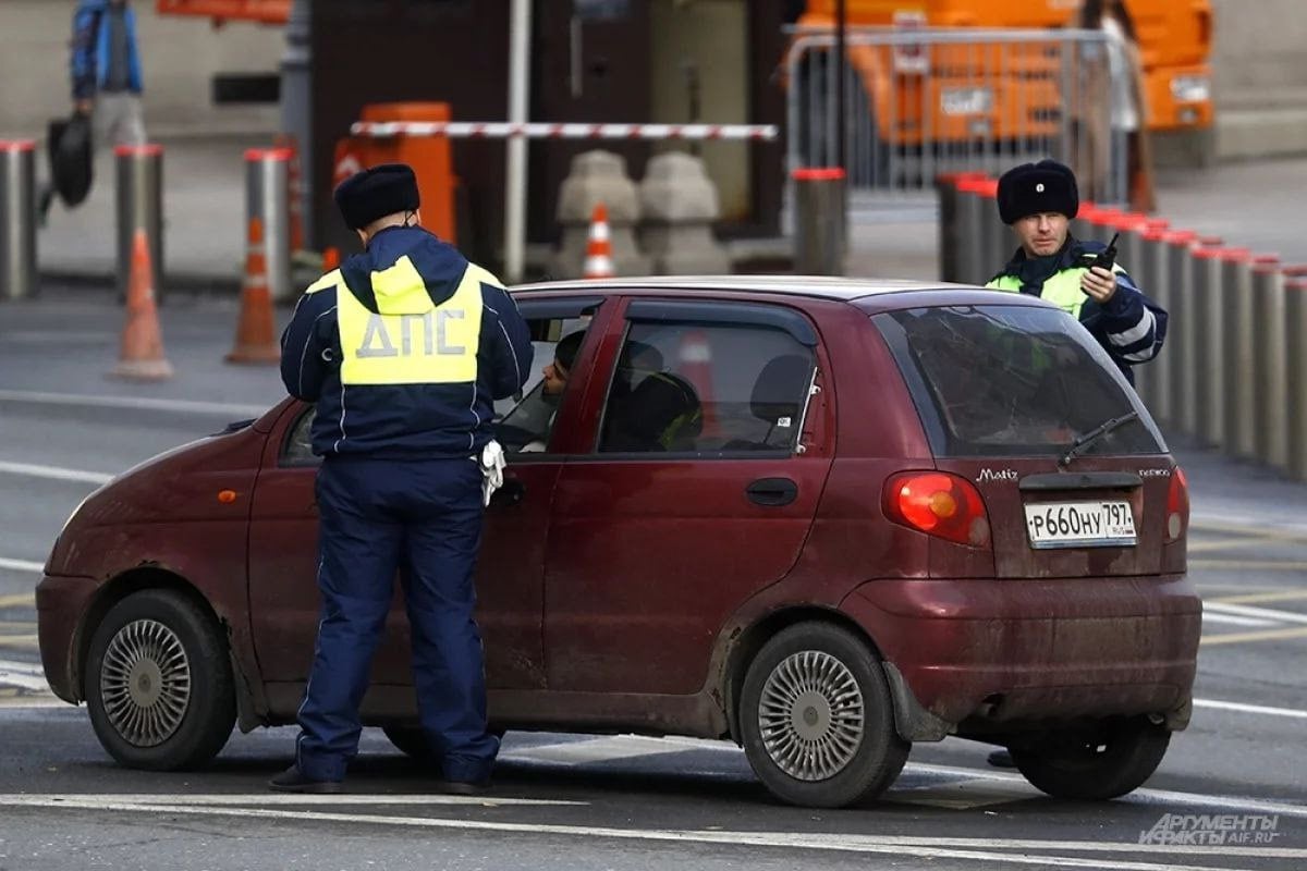 Житель Перми оскорбил и избил кулаками по лицу полицейского из Удмуртии, который остановил его на дороге, сообщает объединённая пресс-служба судов республики.  Конфликт между 42-летним пермяком и сотрудником ДПС случился в сентябре 2024 года в посёлке Кез. Правоохранитель остановил автомобиль, принадлежащий жителю Перми. В это время сам владелец транспорта находился на пассажирском сидении. Несмотря на то, что мужчина понимал, что полицейский выполняет свои обязанности, пермяк начал оскорблять его нецензурной бранью.  В один момент 42-летний житель Перми накинулся на полицейского с кулаками и несколько раз ударил его по лицу, причинив правоохранителю боль.  «Своими преступными действиями подсудимый причинил сильную физическую боль, а также телесные повреждения характера кровоподтёков, не повлекшие вреда здоровью потерпевшего. В судебном заседании подсудимый вину в совершении преступления признал в полном объёме», – рассказывает пресс-служба судов.  Обвинение мужчине было предъявлено по статье УК РФ «Применение насилия, не опасного для жизни и здоровья, в отношении представителя власти в связи с исполнением им своих должностных обязанностей». Во время вынесения решения суд учитывал не только признание вины, но и данные о личности обвиняемого.  Как оказалось, избивший полицейского мужчина, ранее не был судим и имеет несколько государственных наград и благодарностей. Кроме того, у пермяка имеется малолетний ребёнок. После инцидента обвиняемый извинился перед правоохранителем. Суд назначил ему наказание в виде штрафа в 150 тысяч рублей. Выплачивать его мужчина будет на протяжении 5 месяцев.  Тайны Кремля -