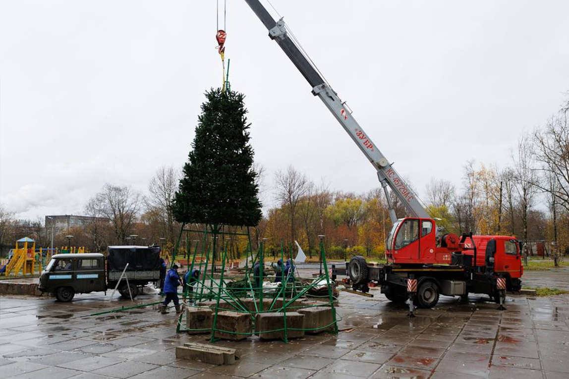 Это только кажется что до Нового года далеко В Череповце вот уже начали ставить новогодние елочки Всего до 1 декабря в городе появится 11 праздничных деревьев две елки из которых большие с шатрами будут установлены на площадях Химиков и Металлургов