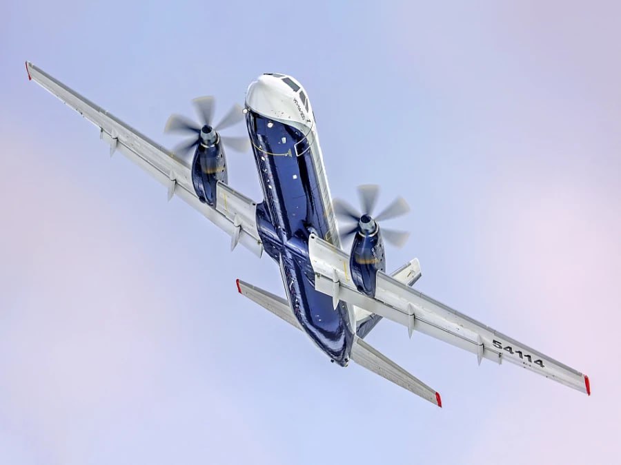 Поставка первых законтрактованных Ил 114 300 ожидается во второй половине 2026 года Первые серийные Ил 114 300 поступят эксплуатантам после 2026 года а поставки следующих партий намечены на 2028 й с учётом производственных циклов Об этом заявил вице премьер Юрий Трутнев по итогам совещания по перспективам самолёта Он подчеркнул что Дальнему Востоку новые машины нужны как можно раньше для замены устаревших Ан 24 26 требуется порядка 20 бортов Первые три самолёта должны уйти в ГТЛК а финальный эксплуатант пока обсуждается ранее назывались Вологодское авиапредприятие и Red Wings а на ВЭФ 2025 соглашение о намерениях подписала дальневосточная Аврора Поставки по этому контракту ожидались в 2027 году на условиях льготного лизинга Глава Авроры Константин Сухоребрик выражал надежду что сделки для социально значимого перевозчика полностью профинансирует государство Подробнее   Подпишись на MASHNEWS