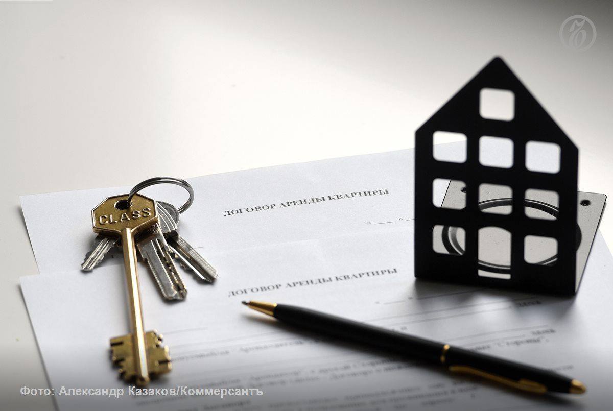 Число компаний по аренде жилья за год выросло на 13 2 Это продиктовано ростом на 17 25 за год предложения квартир которые сдаются в краткосрочную аренду Такие объекты все чаще передают профессиональным управляющим сдающим их за комиссию По словам экспертов собственники часто рассматривают краткосрочную аренду как доходную альтернативу долгосрочной Средняя маржинальность там около 30 На долгосрочной аренде можно заработать 6 7 годовых на краткосрочной 15 20 Но во втором случае речь идет о более сложном бизнесе Ъузнал