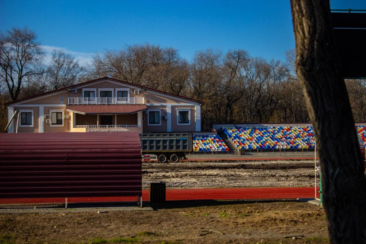 В Мелитопольском парке им. Горького проходит реконструкция спортивного объекта. На территории работает спецтехника.  Покрытие футбольного поля меняется при поддержке Президентского фонда культурных инициатив.  В апреле планируется начать монтаж освещения, входных групп и ремонт стадиона. Работы будут проводиться под контролем Министерства спорта Российской Федерации совместно с ППК «Единый заказчик».