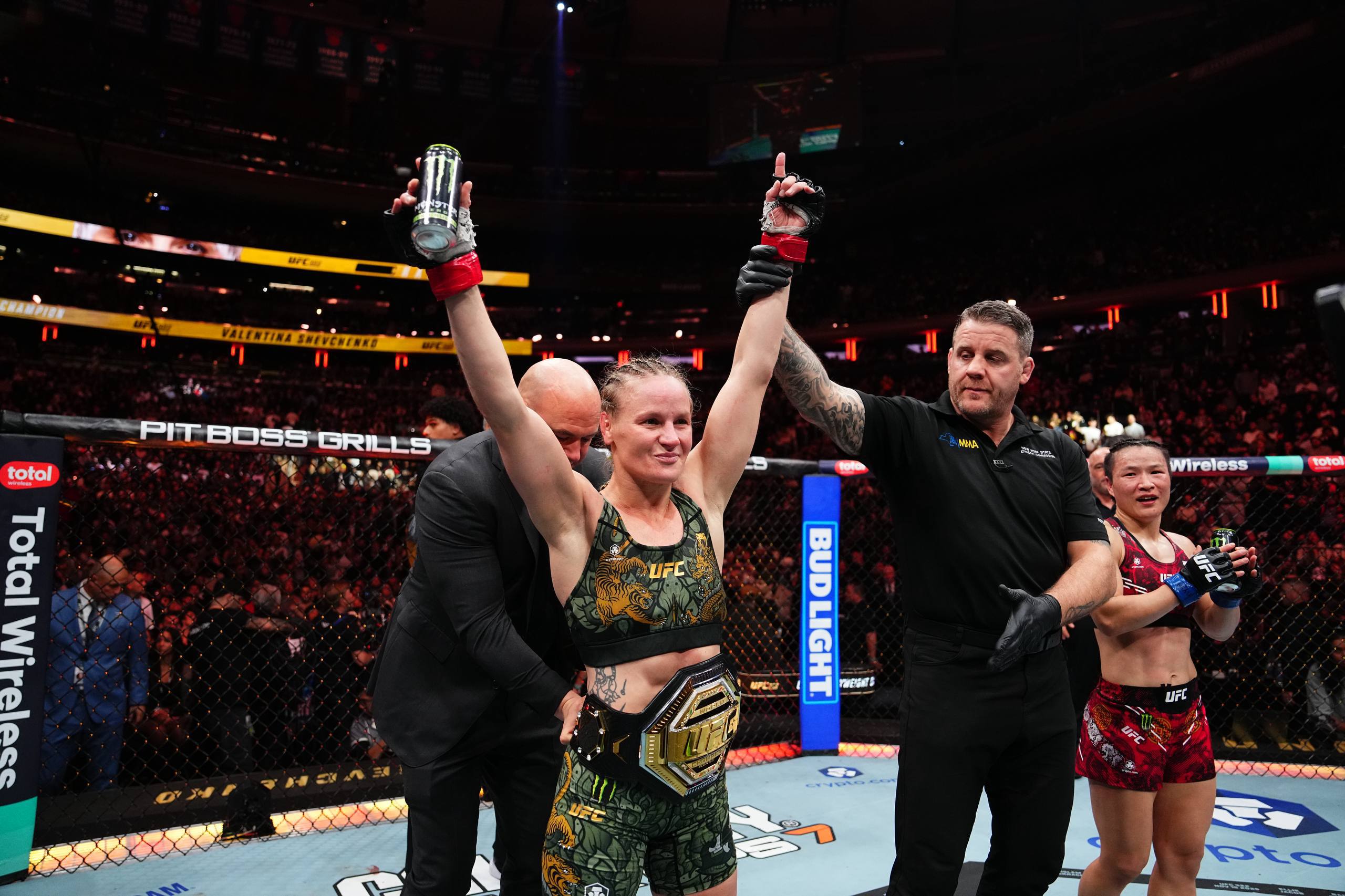 Валентина Шевченко в доминирующей форме защитила титул чемпиона UFC Это 11 я победа Валентины в титульных боях Фото UFC