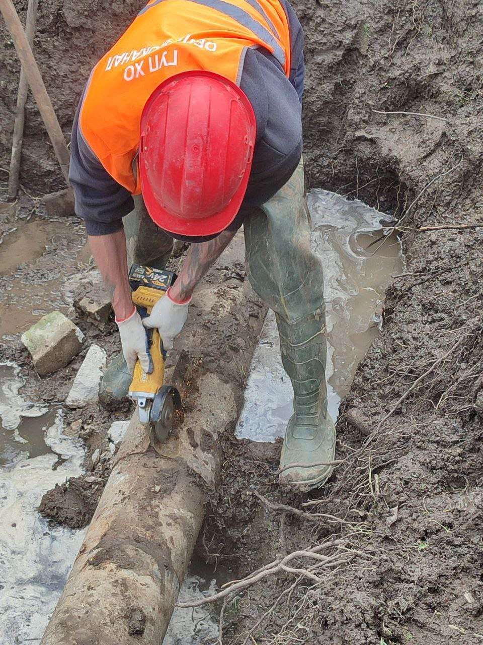 В Скадовском округе проведены работы на сетях водоснабжения и водоотведения  В городе Скадовск на улице Святоюрьевской специалисты ГУП ХО «ОБЛВОДОКАНАЛ» устранили порыв водопроводной сети нежилого здания, изготовив и установив на трубу глухой хомут для ликвидации протечки. Также были ликвидированы аварии на сетях водоснабжения на улицах Гагарина, Мангубинской, Шмидта, Джарилгацкой и в селе Красное на улице Урожайной.  Кроме того, проведена профилактическая чистка насосов на канализационных насосных станциях Скадовска, а также устранен засор в канализационных сетях на улице Александровской.   В рамках мероприятий по благоустройству коммунальной инфраструктуры работниками был осуществлен покос травяной поросли и побелка вспомогательного сооружения скважины в селе Азовское.    Если у вас возникла ситуация, требующая вмешательства аварийной службы, обратитесь в центральную аварийно-диспетчерскую службу ГУП ХО «ОБЛВОДОКАНАЛ» по телефону: +7 990 081-68-68  #СкадовскийТПУ       Одноклассники