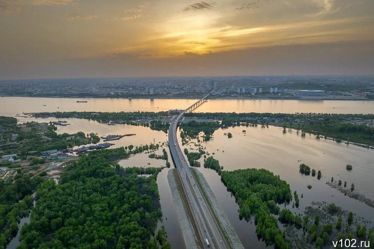 В Краснослободский и Каширинский тракты, от которых питаются крупные ерики Волго-Ахтубинской поймы, будет подано 1,9 млн кубометров воды. По информации волгоградского обладмина, процесс уже стартовал в рамках соглашения администрации Среднеахтубинского района Волгоградской области и ФГБУ «Управление «Волгоградмелиоводхоз». – Чтобы свести к минимуму угрозу раннего наступления меженного периода, напитать подземные водоносные горизонты, обеспечить население водой, региональной властью принято решение о дополнительной подкачке воды в основные водные тракты Волго-Ахтубинской поймы, не дожидаясь засушливого периода, – сообщили 2 июня в администрации Волгоградской области. Здесь также напомнили, что вопрос дополнительной подкачки ранее обсуждался на выездном совещании под руководством Андрея Бочарова. Подробнее