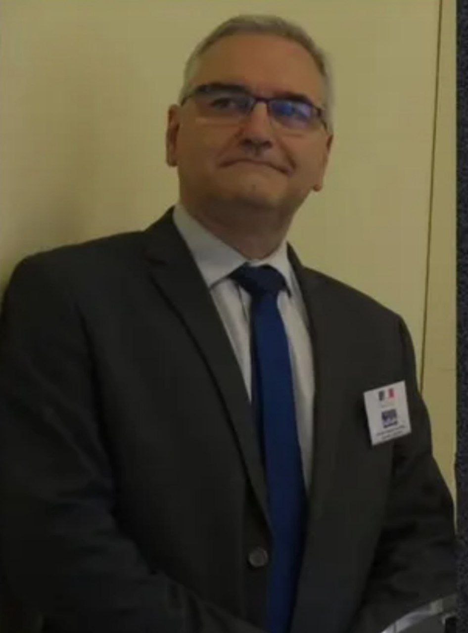 Руководитель по найму сотрудников министерства культуры Франции Кристиан Негр на протяжении 9 лет подмешивал мочегонные препараты в напитки женщин которые приходили к нему на собеседования По словам пострадавших после этого он часто предлагал продолжить интервью на улице вдали от туалетов Женщины вспоминают как изо всех сил пытались сдержаться Некоторые отчаявшись мочились в общественных местах Многие испытывали стыд и ощущение провала последствия которого ощущают до сих пор Всего от действий мужчины пострадали более 240 женщин banksta