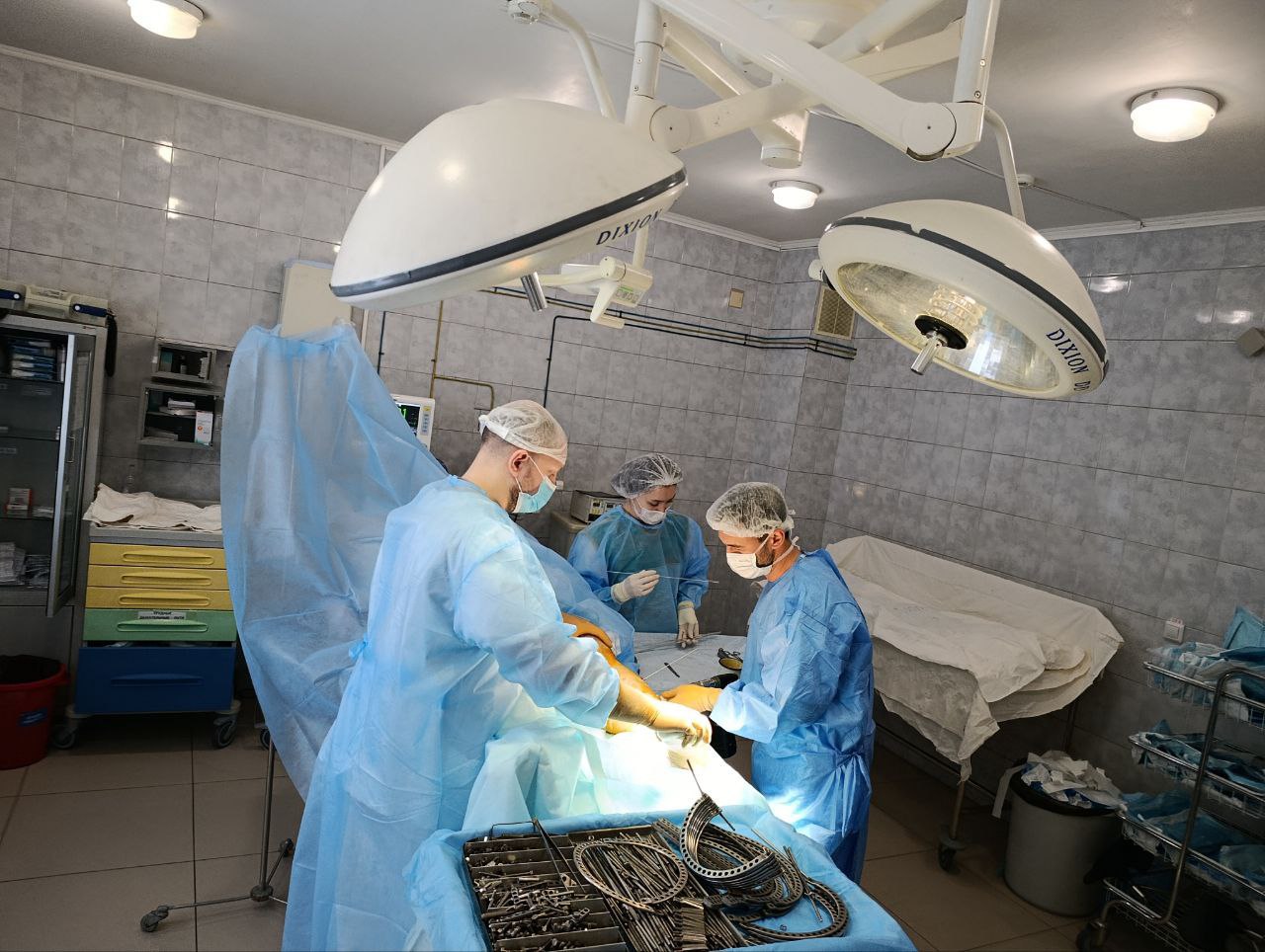 Челябинские врачи спасли ногу 21 летнему строителю Молодой человек получил тяжелую травму на рабочем месте По словам пациента несчастный случай произошел во время работ по погрузке разгрузке больших металлических щитов Кости стопы и голени оказались сломаны в шести местах Ситуацию осложняла открытая рана полностью обнажившая мышцы сухожилия кости и сустав Ткани стали нежизнеспособны Если кость ничем сверху не прикрыта она начинает воспаляться растворяться как сахар рано или поздно человек потеряет ногу Ее придется ампутировать потому что тогда уже встает вопрос о спасении жизни отметил заведующий отделением реконструктивной и пластической хирургии ЧОКБ Юрий Васильев Врачи пересадили пациенту лоскут кожи 7 на 20 см чтобы закрыть проблемный участок Перед хирургами стоит задача залечить обширную рану и перевести пациента обратно в травматологию на следующий этап лечения сращивание костей и восстановление двигательных функций ноги Подписаться на канал ЕАН Челябинск