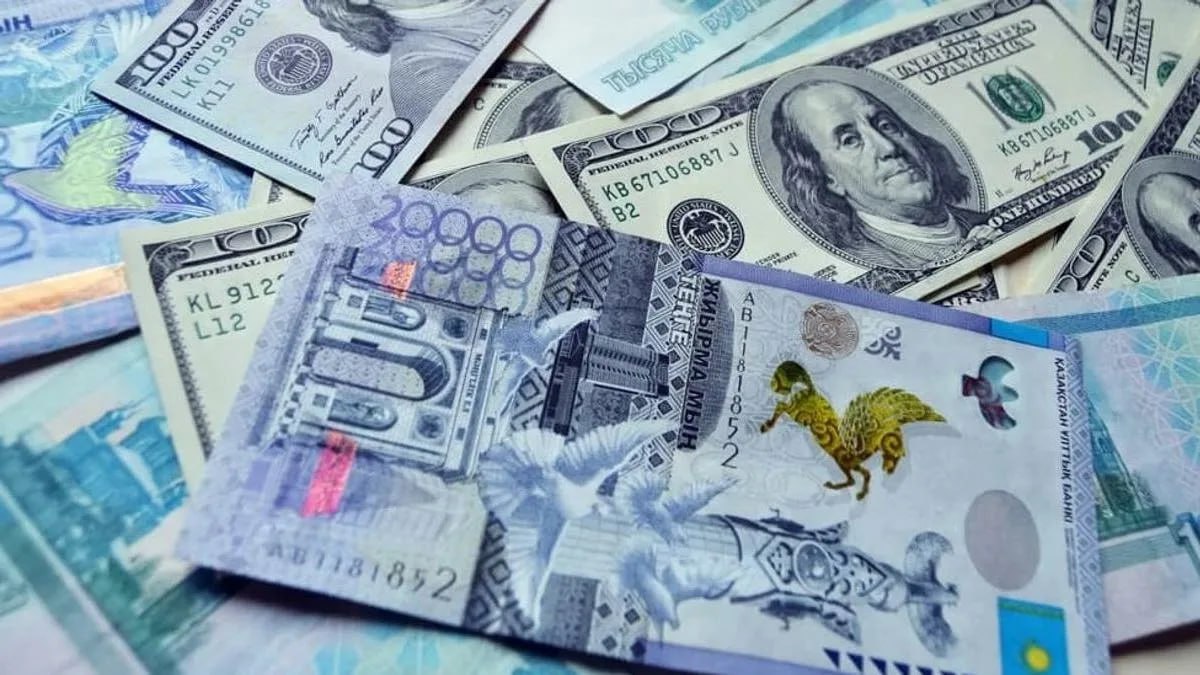 Продажи долларов в обменных пунктах Казахстана упали до семилетнего минимума В сентябре обменники продали долларов на 107 2 млрд тенге на треть меньше чем годом ранее это самый слабый показатель с 2018 года За девять месяцев объём продаж составил 1 1 трлн тенге также семилетний минимум Снижение спроса отмечено почти во всех регионах В Алматы и Шымкенте продажи упали на 9 почти на треть Лишь в ВКО и Алматинской области жители сдавали валюту активнее чем покупали По данным Нацбанка потребность в долларах снизилась на фоне роста предложения экспортёры продают выручку инвесторы заводят деньги высокая базовая ставка усиливает привлекательность тенговых инструментов На этом фоне доллар подешевел с 539 9 тенге в октябре до 518 7 к 23 ноября