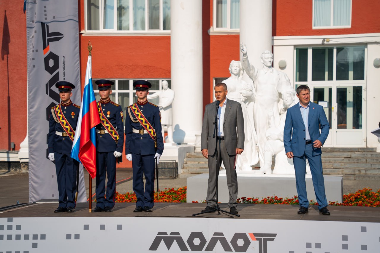 Молодые специалисты Мордовии – в Перми!  В молодёжной столице России стартовал финал нового общественного проекта «МолоТ», которые реализуется под патронатом полномочного представителя Президента РФ в ПФО Игоря Комарова.  Форум объединил 420 участников из 14 регионов Поволжья – молодых специалистов предприятий реального сектора экономики. Нашу республику представит команда из 30 человек, которые трудятся на региональных предприятиях «Дружба», РМ РЕЙЛ, «Т Плюс», «Электровыпрямитель», «Россети Волга» – «Мордовэнерго», «Мордовцемент».   В программе Форума: чемпионат рабочих профессий, стратсессия для обмена опытом, квест и экскурсионная программа по Пермской агломерации – молодежной столице России.