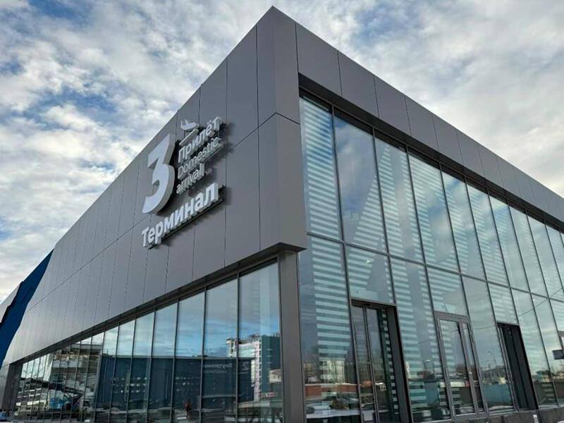 Новый терминал иркутского аэропорта могут закрыть Верховный суд признал постройку незаконной Терминал открыли в 2025 году как временный модульный павильон Однако даже такие объекты обязаны проходить государственный строительный надзор Теперь аэропорт должен узаконить терминал Для этого потребуется пройти экспертизы Подписаться Прислать новость