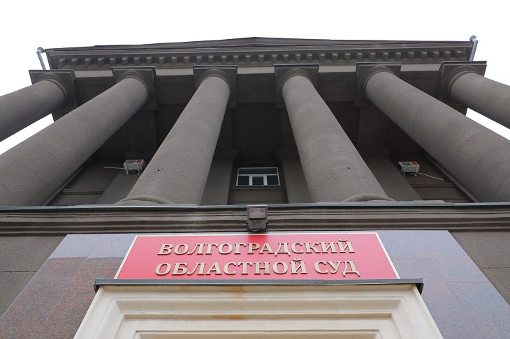 Волгоградский областной суд не нашел оснований для изменения приговора троим подросткам за избиение пассажира автобуса №21. Как сообщили V102.RU в объединенной пресс-службе судов региона, ранее по этому уголовному делу было вынесено наказание зачинщику конфликта Даниле Горюнову и шестерым несовершеннолетним, которые участвовали в этом преступлении. - Осужденные Виктор В., Александр Д. и Демьян Д., посчитав назначенное наказание слишком суровым, обжаловали приговор. Волгоградский областной суд, изучив материалы дела, выслушав участников процесса, оставил приговор Краснооктябрьского районного суда г. Волгограда без изменения, а апелляционные жалобы – без удовлетворения, - сообщили в облсуде.