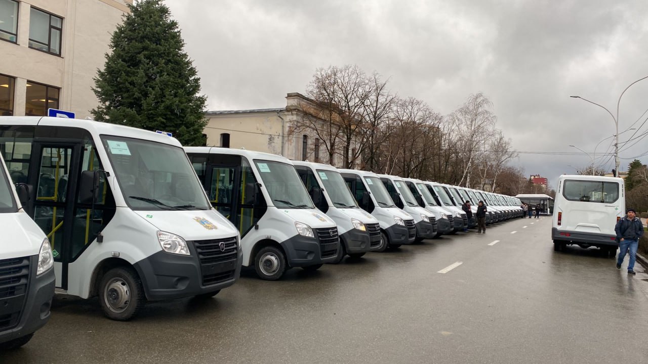 Губернатор Владимиров поручил возродить муниципальный транспорт на селе Заявление прозвучало 22 мая в рамках ежегодного Послания главы края Думе Ставрополья. По словам Владимирова, тема общественного транспорта не теряет актуальности, вопросы по ней поднимаются на каждой прямой линии. «Видимо, пора менять подходы. Поручаю Миндору совместно с главами разработать до конца года предложения по возвращению территорий с острой транспортной проблемой к муниципальным транспортным предприятиям», — сказал губернатор. Глава края обратил внимание на то, что в этом вопросе необходимо учесть все проблемы: кадровую обеспеченность, соблюдение расписания, безопасность и комфорт, доступность безналичной оплаты и контроль работы.