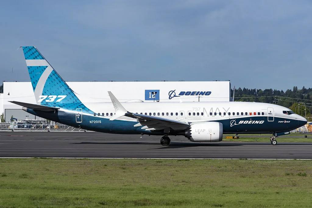 Сертификация Boeing 737 MAX 7 и 10 откладывается. Все ещё проблемы с системой обогрева двигателя Сертификация двух моделей из семейства 737 MAX, укороченного MAX 7 и самого длинного MAX 10, сдвигается минимум до 2026 года. Ранее сертификация этих двух моделей планировалась в конце этого года. FAA продолжает проверку систем, после того как в конструкции выявили риски, связанные с обогревом двигателя противообледенительной системой и системой аварийного сброса нагрузки. Речь идёт о возможном перегреве воздухозаборников в сухом воздухе и о случаях, когда в кабину попадал дым из-за утечек масла после срабатывания защитных механизмов на двигателях LEAP-1B. И FAA, и европейское EASA выпустили предупреждения. Boeing сейчас работает над программными апдейтами, изменениями в документации и перепроектировкой клапанов. Но финального решения пока нет. «Мы дорабатываем конструкцию и готовим финальный пакет для FAA», — заявили в Boeing. Ситуация напряжённая. Среди заказчиков MAX 10 — United, Delta, Ryanair, American. Southwest ожидает MAX 7. Сертификация уже несколько лет откладывается, и сроки поставок по-прежнему остаются неопределёнными. FlightMode