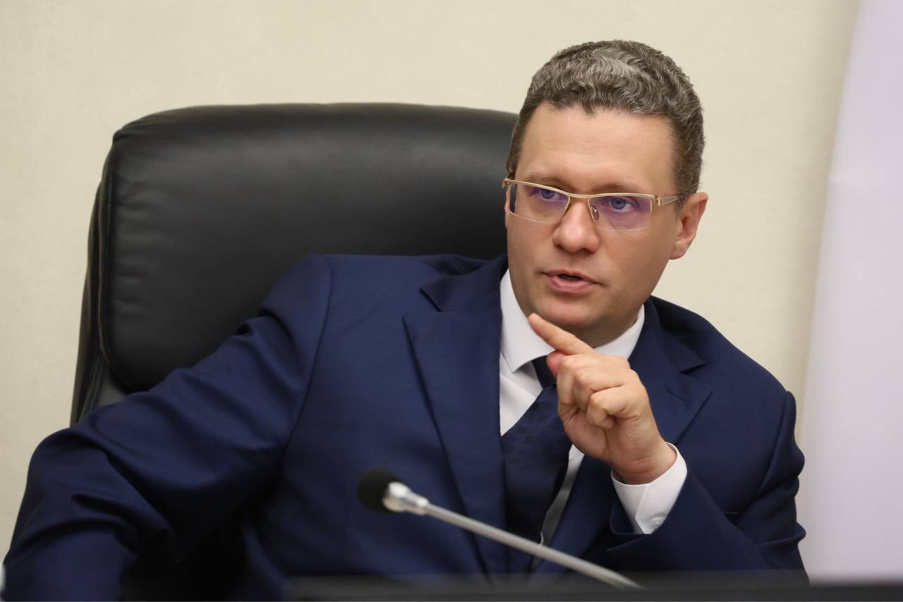 Провели совещание по ключевым направлениям деятельности Благотворительного фонда «Наследие Русского Севера». Ведем эту работу совместно с Вологодской митрополией и лично Владыкой Саввой. В прошлом году привлекли в фонд более 500 миллионов рублей включая федеральное финансирование. За счет средств областного бюджета было предусмотрено 250 миллионов рублей. Среди текущих проектов за счёт областных средств - церковь Ильи Пророка в Белозерске и ансамбль Владимирских церквей в Вологде. В планах на этот и следующий годы - реставрация церкви Александра Невского в областной столице, а также в Воскресенском соборе Вологды. Восстанавливаем объекты культурного наследия за счёт внебюджетных источников: церковь Иоанна Златоуста в Вологде - реставрация фасадов, главок, крестов; церковь Сретения в Вологде - комплексная реставрация. Дополнительно включили храм Казанской иконы Божией Матери на Торгу, храм преподобного Варлаама Хутынского в Вологде и собор Прокопия Праведного в Великом Устюге. Разработали программу архитектурной подсветки храмов Вологды в ночное время: 8 объектов подсветим в текущем году и 12 в следующем. Наши святыни засияют и в ночное время.