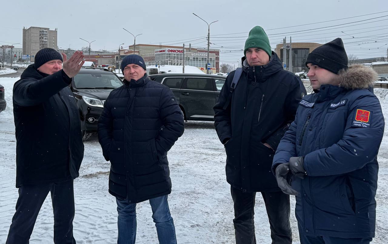 Меньше пробок в оружейной столице весной 2026 года начнется строительство нового участка Восточного обвода Выездное совещание провел заместитель Губернатора Тульской области Владимир Цибульский Cтроительство Восточного обвода поможет разгрузить центр города от машин в том числе и грузовиков которые сейчас едут через город по трассе Р 132 Вместо этого они смогут объезжать город по новой дороге Длина участка дороги 1 8 км включая сложную двухуровневую развязку Губернатор Дмитрий Миляев уделяет особое внимание развитию дорожной сети региона