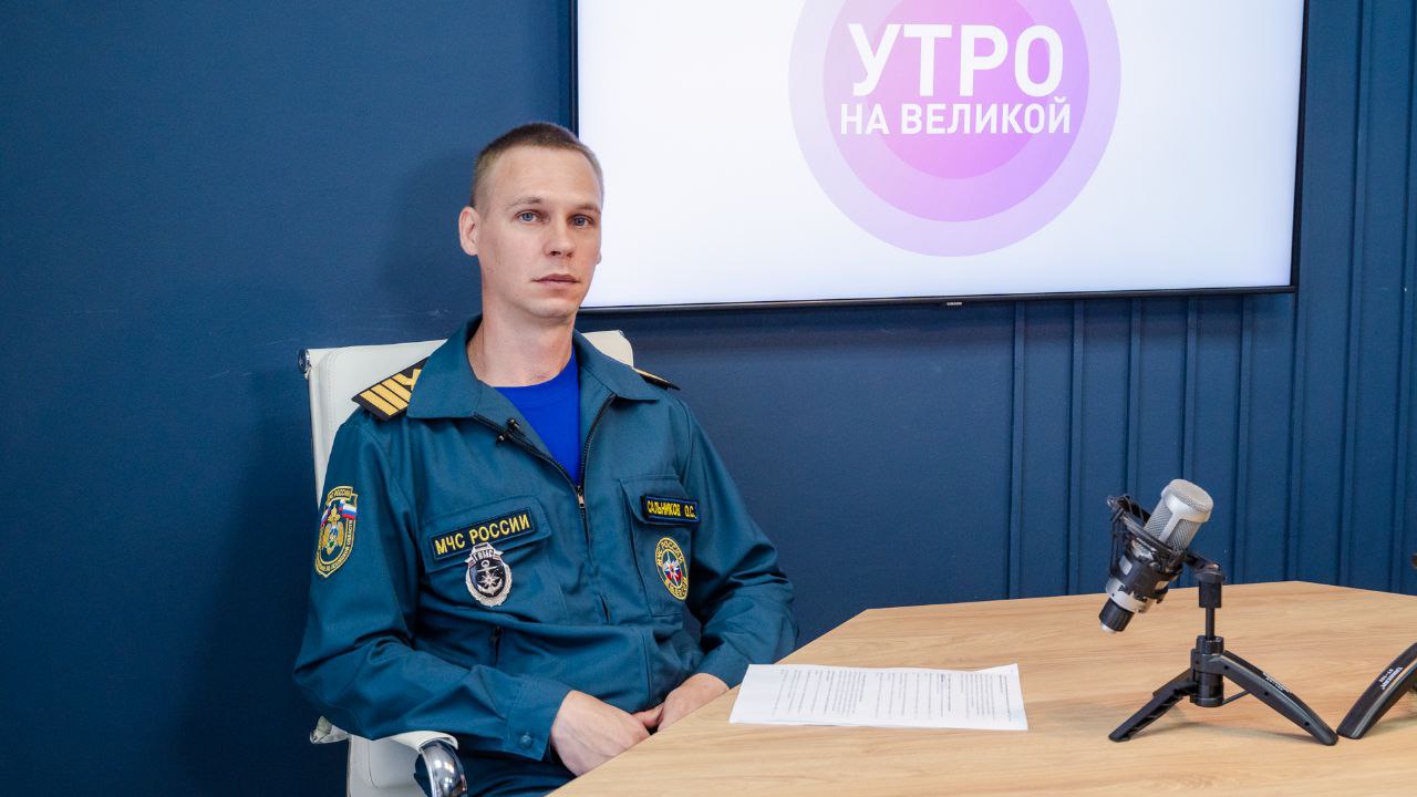 Маломерные суда – лодки, катера и гидроциклы становятся все популярнее среди любителей активного отдыха на воде. Однако, просто приобрести плавсредство недостаточно, судовладельцам необходимо пройти аттестацию на право управления таким видом транспорта. Как и кому необходимо сдавать экзамен, рассказал руководитель инспекторского отделения №2 по маломерным судам в городе Великие Луки Олег Сальников в эфире программы «Утро на Великой». Перечень вопросов для аттестации на право управления маломерными судами доступен на сайте ГУ МЧС России по Псковской области. «Можно также самостоятельно найти экзаменационные билеты ГИМС в районах плавания, почитать эти билеты, выучить и прийти непосредственно уже сдать в ГИМС, но правило касается тех судов и тех судовладельцев, которые будут использовать суда с мотором больше 10 лошадиных сил. Те, кто будет использовать вёсельные лодки и моторы менее 10 лошадиных сил, под правило не попадают», – отметил эксперт. Полное интервью по ссылке.