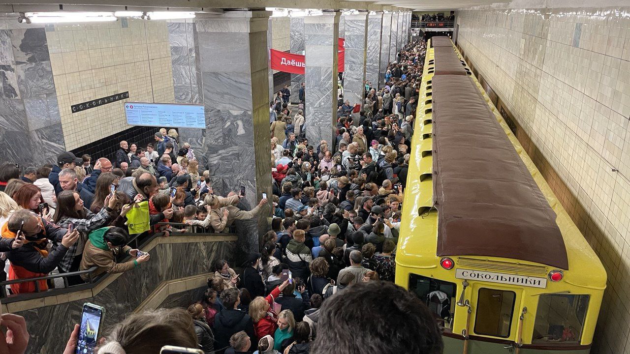 Столпотворение на станции метро "Сокольники" В честь 90-летия метро на Сокольнической линии сегодня устроили реконструкцию встречи первого поезда. Состав проследует, как и 15 мая 1935 года, до "Парка культуры". Не все желающие проехать по историческрму маршруту на историческом составе поместишись в вагоны...
