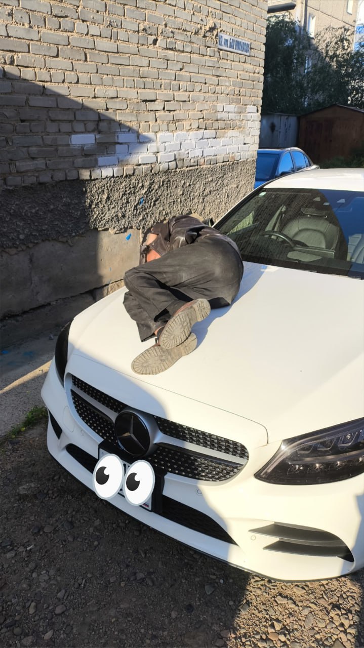 В Улан-Удэ мужик уснул верхом на «Мерседесе» Гражданин прикорнул на чужой машине В столице Бурятии неизвестный мужчина уснул прямо верхом на белом «Мерседесе». Гражданин несколько потрепанного вида прикорнул на чужой машине во дворе жилого дома по улице Бау Ямпилова. – Алкогольные магазины закрыли, но пить не перестали, – гласит подпись к фото с «места происшествия» в паблике «Злой Улан-Удэ» во Вконтакте. Разумеется, народ принялся острить по этому поводу. «Красиво жить не запретишь!», «-Как я тебя узнаю? - Я буду на белом мерсе», «Поспать нормально мужику не дают, папарацци эдакие», «Когда купил «мерин» на последние деньги и остался без жилья», – веселятся подписчики. Злой Улан-Удэ во Вконтакте