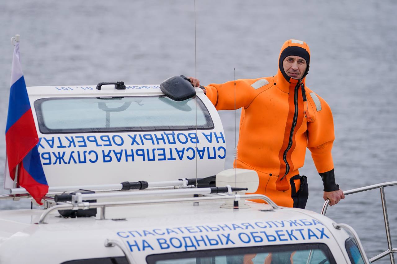 Спасатели в усиленном режиме патрулируют столичные реки и водоемы  «Сотрудники поисково-спасательной службы на водных объектах постоянно контролируют обстановку в районах рек и водоемов, так как лед пока хрупкий, а случаи выхода на него людей, несмотря на все предупреждения, к сожалению, есть. Еще раз призываем москвичей быть аккуратнее, не выходить на лед, внимательно следить за детьми и домашними питомцами во время прогулок возле воды», – рассказал заместитель Мэра Москвы Петр Бирюков.   Толщина льда на Москве-реке местами – до 5 см.   На примерно половине внутренних водоемов – от 2 до 7 см.   На реке Десне и прудах в #ТиНАО – около 3 см.   Регулярно проводятся замеры толщины льда, под особым контролем – места несанкционированного выхода на лед, зимнего купания, рыбной ловли.   Спасатели патрулируют водные акватории на судах на воздушной подушке, всего задействовали более 25 единиц такой техники. Этот транспорт способен передвигаться по воде и льду со средней скоростью 50-80 км/ч.   Безопасность на воде в столице обеспечивают сотрудники 25 поисково-спасательных и одной пожарно-спасательной станций Московской городской поисково-спасательной службы на водных объектах, где работают свыше 500 специалистов.