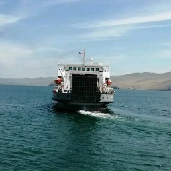 Навигация парома на Ольхон будет прекращена с 16 декабря Причина задолженность Дирекции автодорог Иркутской области перед Восточно Сибирским речным пароходством Речь о сумме в 36242164 рублей Об этом сообщил глава Ольхонского района Андрей Тыхеев О ситуации он доложил губернатору Игорю Кобзеву также были проведены переговоры с министром транспорта области Максимом Лобановым В обращении к Кобзеву Тыхеев отметил что из за досрочного прекращения навигации жители острова не завезли необходимый запас продовольствия и медикаментов первой необходимости Также это грозит несвоевременным вывозом отходов и сложностями с доставкой ГСМ В настоящее время ведутся переговоры на региональном уровне для поиска выхода из сложившейся проблемной ситуации добавил Тыхеев