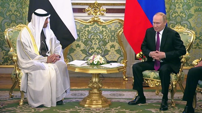 Российские инвестиции в ОАЭ вдвое превышают инвестиции ОАЭ в Россию, — Путин проводит встречу с президентом Эмиратов Мухаммедом Бен Заид Аль Нахайяном Торговый оборот между странами составил 11,5 млрд долларов. Президент ОАЭ хотел бы, чтобы эта цифра выросла вдвое в ближайшие 5 лет. Путин назвал ОАЭ «дружественной» страной. #РФ