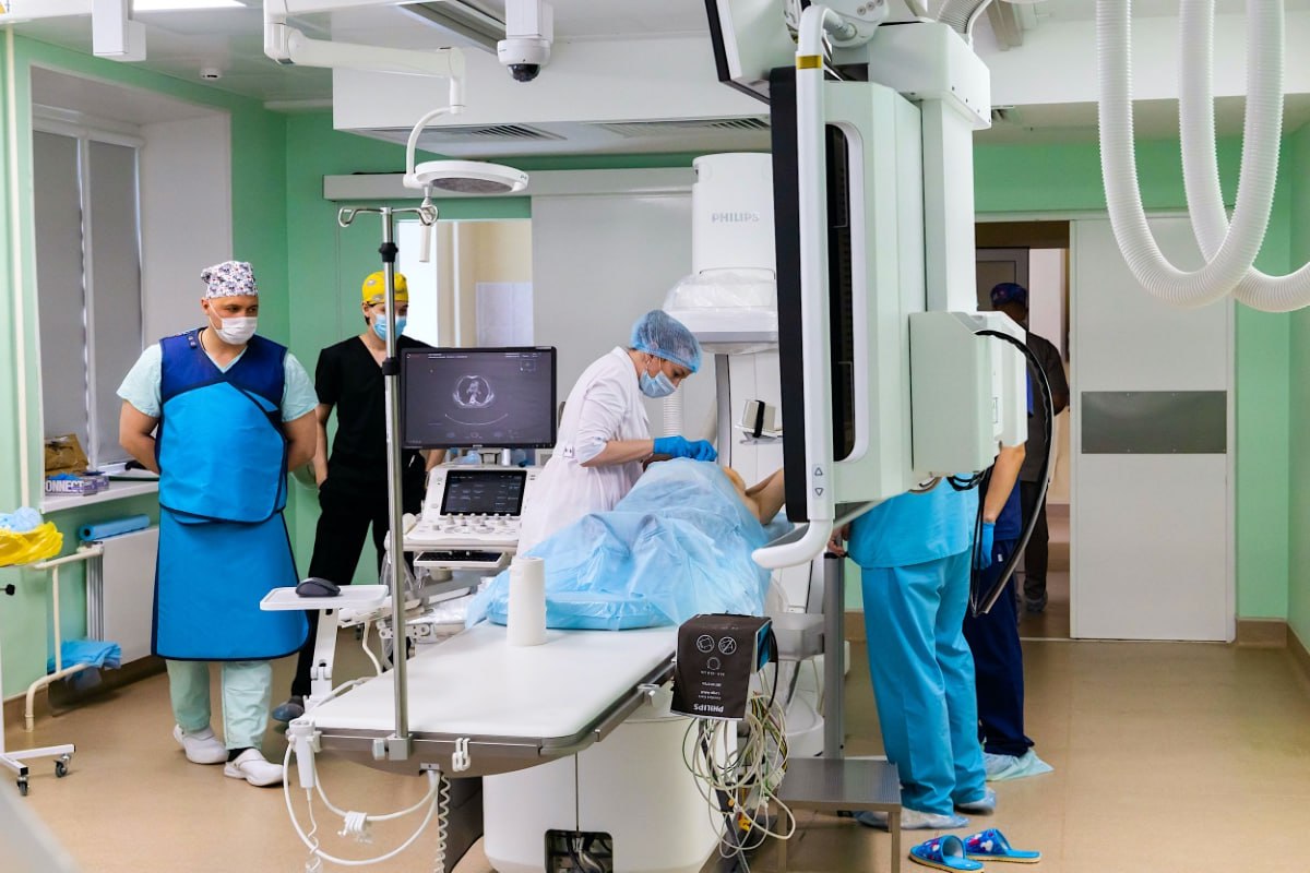 Челябинские онкологи провели уникальную операцию и сохранили пациентке ногу gubernia74 ru articles society 1138278 Врачи Челябинского областного клинического центра онкологии и ядерной медицины успешно выполнили сложную операцию по удалению злокачественной опухоли мягких тканей голени которая проросла в большеберцовую кость Ранее пациентов с такими диагнозами направляли только в федеральные клиники Москвы и Санкт Петербурга t me chgub