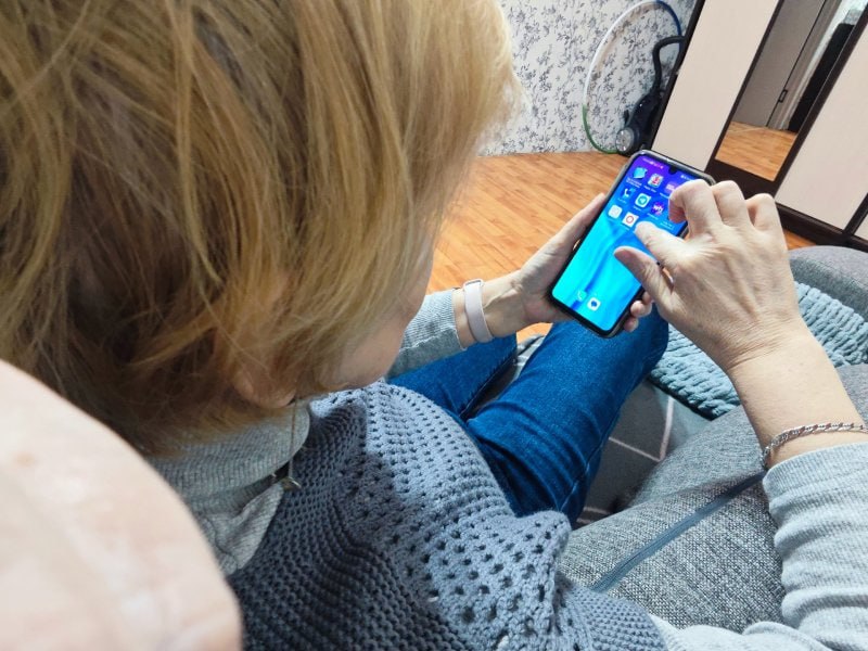 В 2025 году в цифровой формат будет переведено 50 услуг сообщил губернатор Вологодской области по итогам руководства регионов в течение двух лет акцентировав внимание на достижениях Вологодчины в сфере цифровых технологий По данным за 2024 год уровень цифровой зрелости региона достиг 91 1 значительно превысив запланированный показатель в 85 9 Вологодская область занимает 7 ю позицию среди регионов России по степени удовлетворенности жителей качеством онлайн услуг и 8 ю позицию по активности использования портала Госуслуг За первые три квартала 2025 года доля населения применявшего электронные сервисы хотя бы раз достигла 81 В регионе было запущено 13 цифровых сервисов Если в 2024 году было переведено в электронный вид всего 8 услуг то в 2025 году переведём 50 услуг Из них 39 уже предоставляется в цифровом формате рассказал в соцсетях губернатор Георгий Филимонов