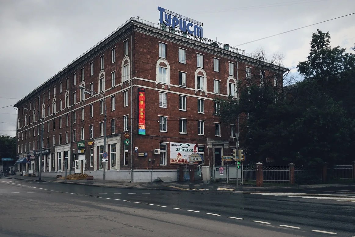 Т-Банк купил гостиницу «Турист» на севере Москвы. В собственность финансовой структуры перешли пять зданий общей площадью 24,7 тыс. кв. м на Сельскохозяйственной улице. Банк выкупил их у экс-франчайзи сети Spar Сергея Новикова.   Сумма сделки могла составить 3 млрд руб. Еще 3–3,5 млрд руб. потребуется на переоборудование комплекса. Т-Банк планирует создать на базе «Туриста» кампус подконтрольного ему Центрального университета.    Геннадий Грачев / Around Moscow  #Ъузнал