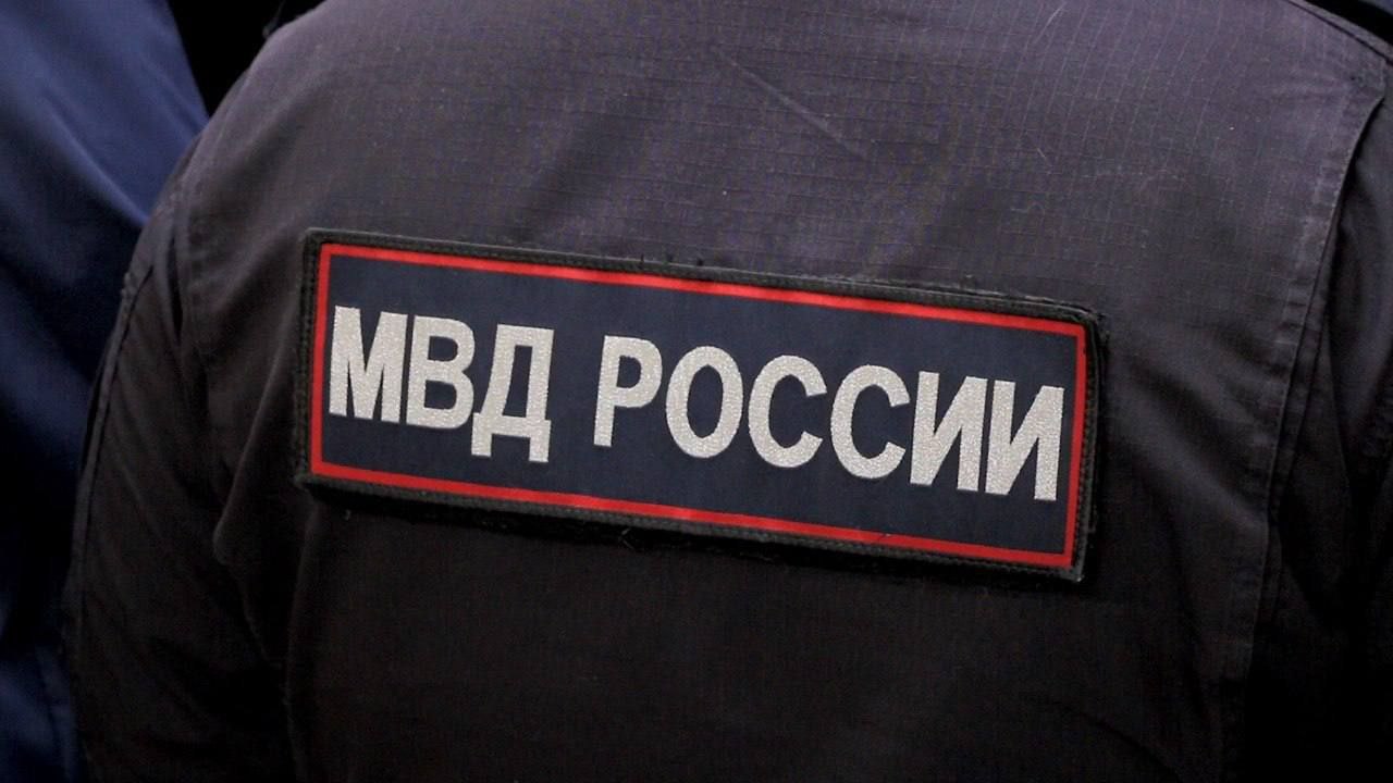  Пришли в полицию добровольно. В Стерлитамаке установили несовершеннолетних, которые напали на девушку из-за цвета её волос 21-летняя горожанка рассказала, что ночью возвращалась домой и встретила двух незнакомок. Им не понравился её внешний вид. Начался спор, а потом драка. Девушка смогла сбежать после того, как прохожие остановили нападавших. Пострадавшая написала заявление в полицию, где ей дали направление на прохождение судебно-медицинской экспертизы. Правоохранители установили, что нападение совершили девушки 2009 года рождения, состоящие на учёте в подразделении по делам несовершеннолетних. Вместе с родителями они пришли в полицию и во всём признались. "Материалы будут направлены в следственные органы для дачи юридической оценки. В отношении родителей несовершеннолетних составлены административные протоколы по ст. 5.35 КоАП РФ за ненадлежащее исполнение родительских обязанностей",- сообщает пресс-служба МВД по Башкирии.