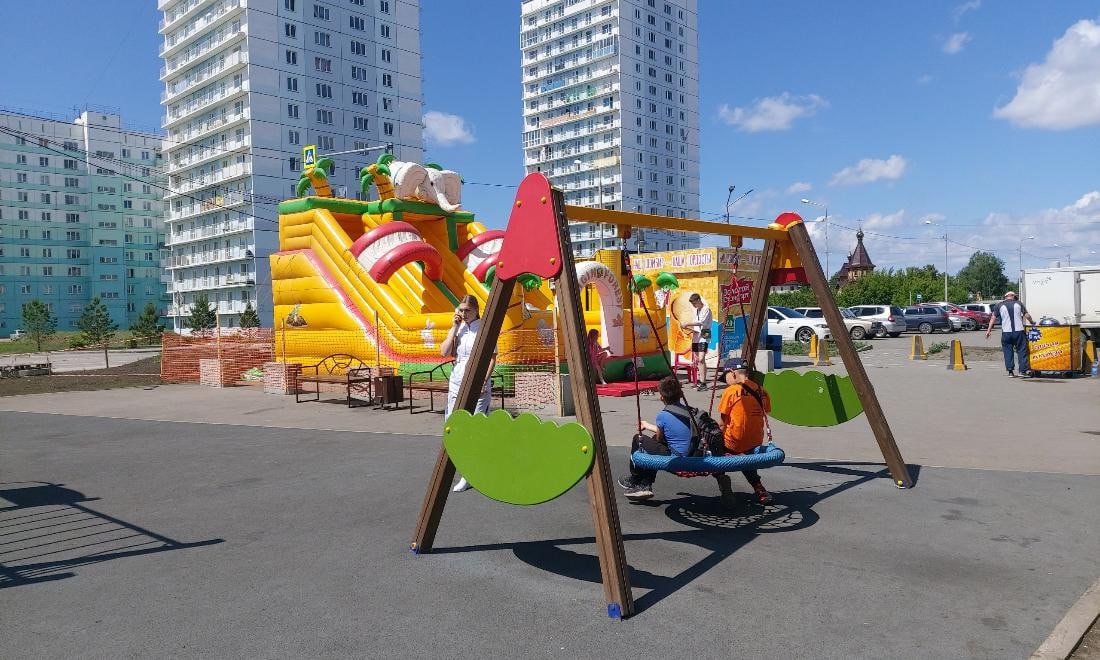 Маму мальчика, в которого стреляли на детской площадке, затравили в соцсетях  Во дворе на Родниках 9-летний мальчик выстрелил из игрушечного автомата в своего ровесника. За то, что мама пострадавшего обратилась в СМИ, её затравили в соцсетях. О том, что происходит сейчас в этой семье, читайте на Горсайте.       Прислать новость
