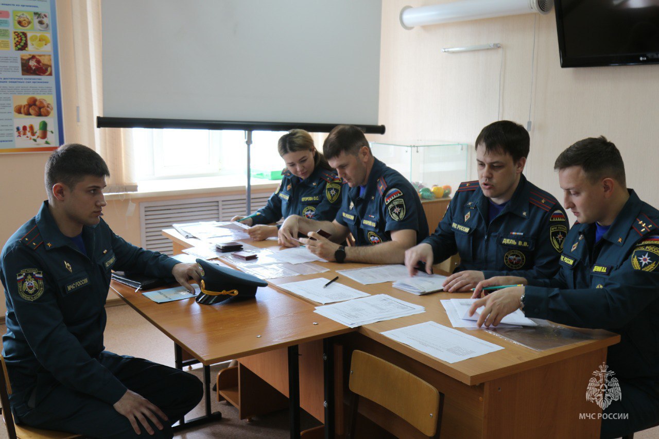 В Барнауле стартовал смотр-конкурс «Лучшее звено ГДЗС Алтайского края»! 14 команд из пожарно-спасательных отрядов главка, спецчасти и спецуправления №36 МЧС России борются за звание сильнейших. Победитель представит край сначала на Сибирских, а затем и на Всероссийских соревнованиях! Первый день – теория: Газодымозащитники сдавали тесты по нормативам, СИЗОД и работе средств защиты. Водители изучали технику АЦ 6,0-40 и подтверждали знание ПДД. Второй день – практика: На площади перед ВДНХ: Водители покажут мастерство в маневрировании на пожарной автоцистерне. Звено ГДЗС проведет спасательную операцию: эвакуацию "пострадавших" из задымленной зоны и оказание первой помощи. Подробности на нашем сайте, ВК и ОК.